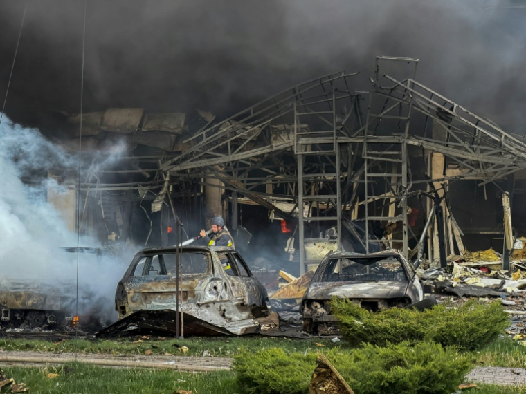 Un secouriste sur le site d'une attaque aérienne russe à Zaporijjia, le 5 mai 2026 en Ukraine ( AFP / Darya NAZAROVA )