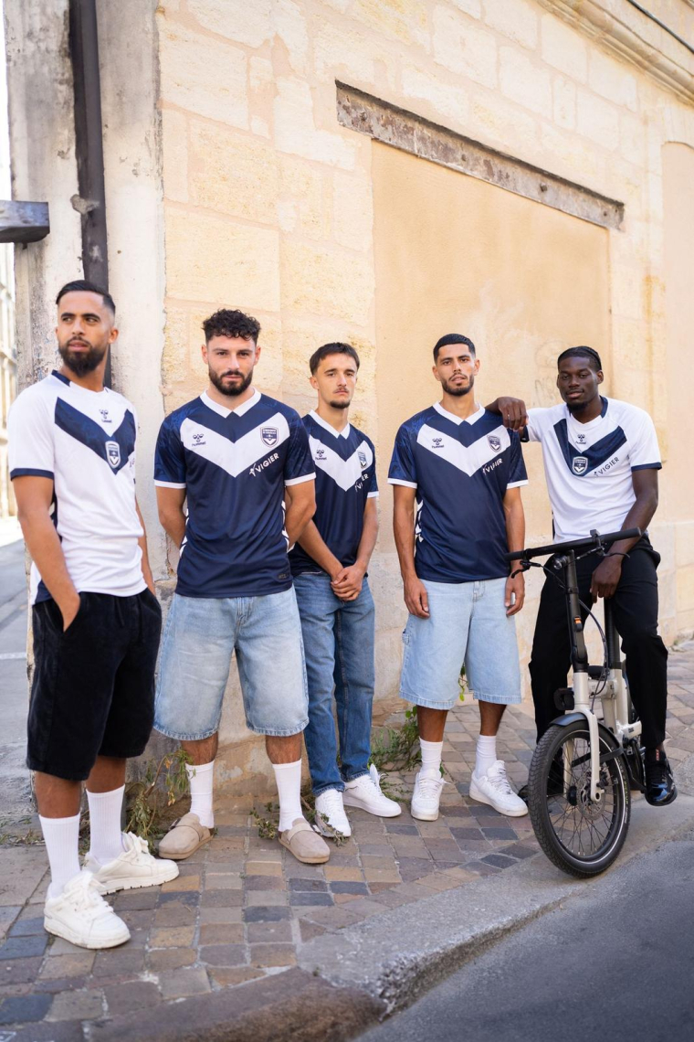 Eric Zemmour s'affiche avec le maillot de Bordeaux, le club réagit