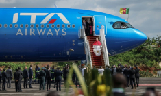 Le pape Léon XIV arrive au Cameroun, deuxième étape de sa tournée africaine, à Yaoundé, le 15 avril 2026 ( AFP / Daniel Beloumou Olomo )