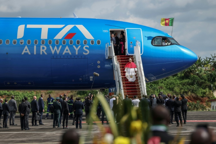 Le pape Léon XIV arrive au Cameroun, deuxième étape de sa tournée africaine, à Yaoundé, le 15 avril 2026 ( AFP / Daniel Beloumou Olomo )