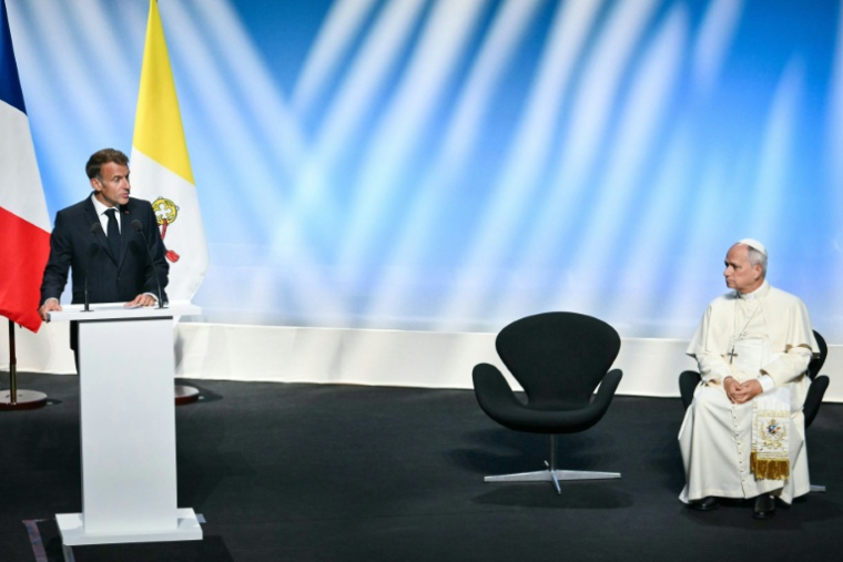 Le président français Emmanuel Macron et le pape Léon XIV au centre des congrès Robert Schuman à Metz le 28 septembre 2026 ( AFP / Alberto PIZZOLI )