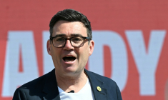 Andy Burnham le 22 mai 2026 à Ashton-in-Makerfield, en Angleterre ( AFP / Paul ELLIS )