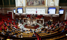 François Bayrou prononce un discours lors d'un débat sur la motion de censure déposée par les députés de LFI contre le gouvernement français, à l'Assemblée nationale à Paris