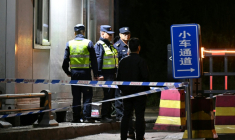 Des agents de sécurité devant l'entrée de la mine de charbon de Liushenyu, dans le nord-est de la Chine, le 23 mai 2026 ( AFP / GREG BAKER )