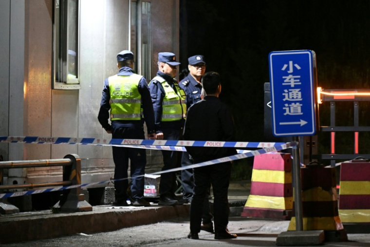 Des agents de sécurité devant l'entrée de la mine de charbon de Liushenyu, dans le nord-est de la Chine, le 23 mai 2026 ( AFP / GREG BAKER )