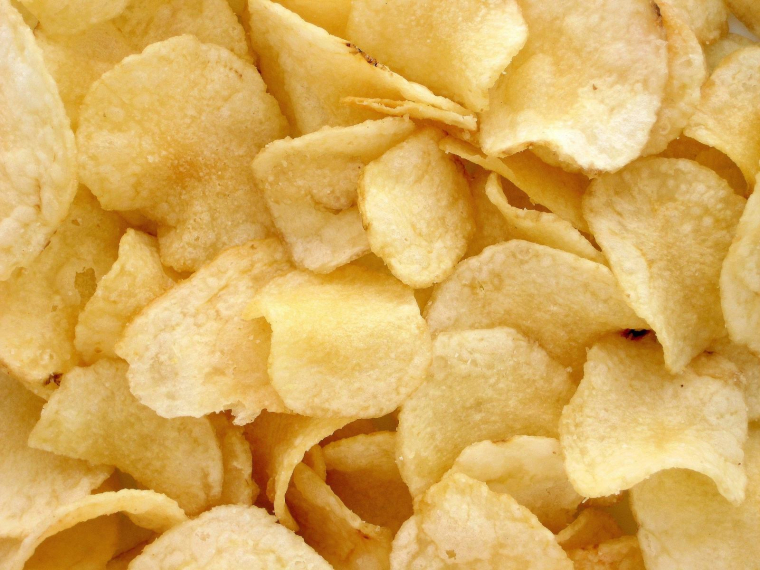 Après l'incendie de leur usine, les chips des youtubeurs Mcfly et Carlito se revendent une fortune sur Vinted. (Fotoshop Tofs / Pixabay)