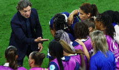 L'entraîneur de la France Laurent Bonadei parle aux joueuses