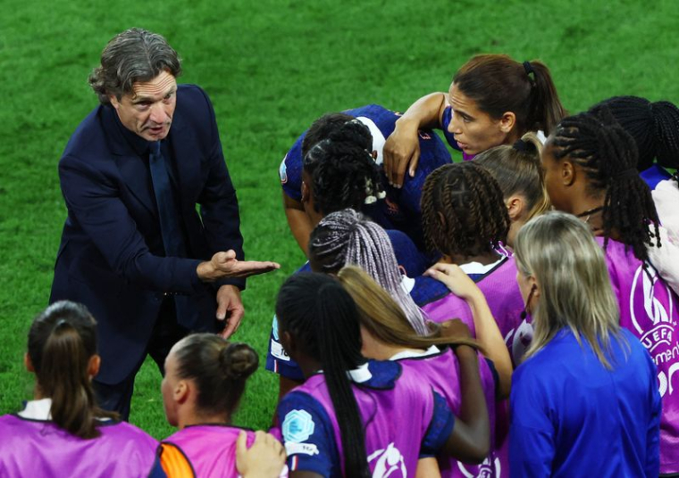 L'entraîneur de la France Laurent Bonadei parle aux joueuses