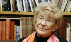 Yvette Roudy, ancienne ministre socialiste des Droits des Femmes, pose chez elle, le 27 décembre 2006 à Paris.  ( AFP / ERIC FEFERBERG )