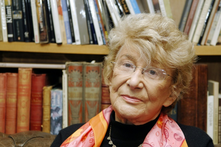 Yvette Roudy, ancienne ministre socialiste des Droits des Femmes, pose chez elle, le 27 décembre 2006 à Paris.  ( AFP / ERIC FEFERBERG )