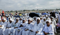 Des fidèles se rassemblent avant la messe du pape Léon XIV sur l’esplanade du stade de Japoma, à Douala (Cameroun) le 17 avril 2026. ( AFP / Patrick MEINHARDT )