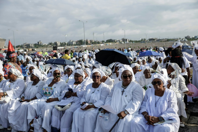 Des fidèles se rassemblent avant la messe du pape Léon XIV sur l’esplanade du stade de Japoma, à Douala (Cameroun) le 17 avril 2026. ( AFP / Patrick MEINHARDT )