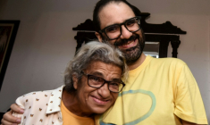 Le militant des droits humains  égypto-britannique Alaa Abdel Fattah (à droite) à côté de sa mère, Laila Soueif, au Caire le 23 septembre 2025 ( AFP / Mohamed EL-RAAI )