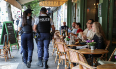 LA FRANCE N'IMPOSERA PAS DE CONFINEMENT AUX PERSONNES NON-VACCINÉES, DIT MACRON