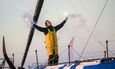Charlie Dalin célèbre sa victoire dans le Vendée Globe aux Sables- d'Olonne le 14 janvier 2025. ( AFP / Loic VENANCE )