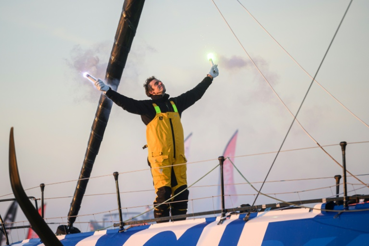 Charlie Dalin célèbre sa victoire dans le Vendée Globe aux Sables- d'Olonne le 14 janvier 2025. ( AFP / Loic VENANCE )