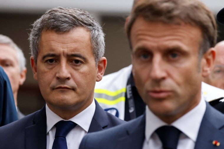 Le ministre de l'Intérieur Gérald Darmanin et le président de la République Emmanuel Macron, le 13 octobre à Arras (Pas-de-Calais), après qu'un professeur de français a été mortellement poignardé par un ancien élève radicalisé. ( POOL / LUDOVIC MARIN )