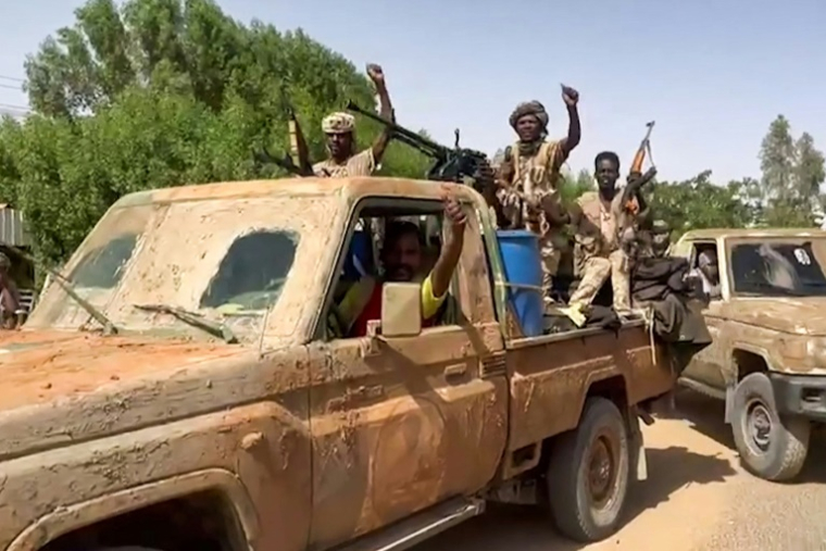 Capture d'écran d'une vidéo diffusée le 23 avril 2023 par les Forces de soutien rapide (FSR) montrant de combattants du groupe paramilitaire soudanais dans le Grand Khartoum ( Rapid Support Forces (RSF) / - )