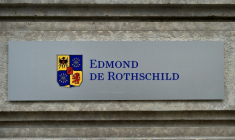 Logo de la banque Edmond de Rothschild à son siège de Genève, le 8 mars 2016 ( AFP / FABRICE COFFRINI )