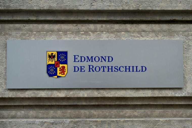 Logo de la banque Edmond de Rothschild à son siège de Genève, le 8 mars 2016 ( AFP / FABRICE COFFRINI )