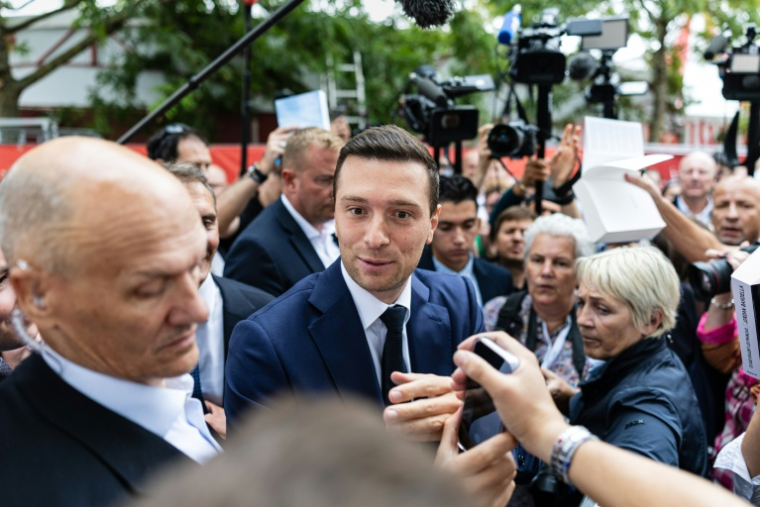 Le président du Rassemblement national, Jordan Bardella (C), lors d'un déplacement à la Foire de de Châlons-en-Champagne, le 29 août 2026  ( AFP / Sameer Al-DOUMY )
