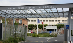 L'entrée du centre pénitentiaire de Fresnes, le 15 mai 2025 dans le Val-de-Marne ( AFP / Thomas SAMSON )