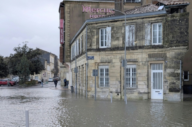 Une rue inondée à Libourne, en Gironde, le 19 février 2026 ( AFP / Paul LARGILLIERE )
