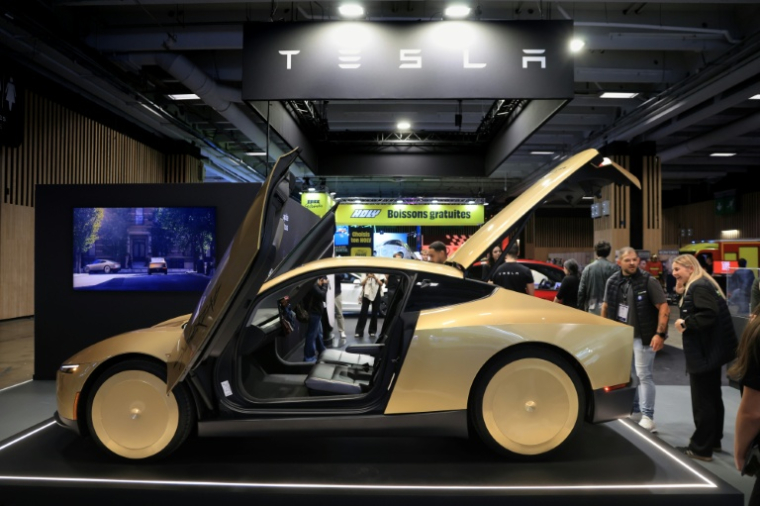 Le Tesla Cybercab, un robot-taxi électrique autonome, au Mondial de l’Auto à Paris, le 12 octobre 2026 ( AFP / Ludovic MARIN )