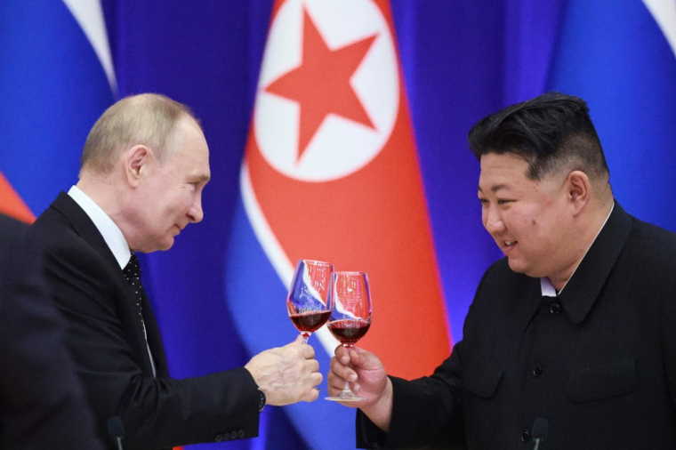 Vladimir Poutine et Kim Jong Un à Pyongyang, en Corée du Nord, le 19 juin 2024. ( POOL / VLADIMIR SMIRNOV )