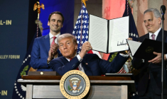 Le président américain Donald Trump présente un décret sur l'IA lors d'un événement consacré à cette technologie à Washington, le 23 juillet 2025 ( AFP / ANDREW CABALLERO-REYNOLDS )