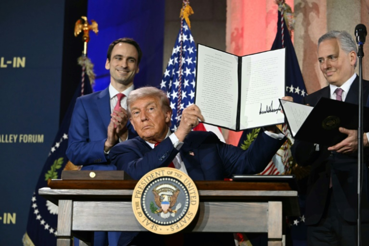 Le président américain Donald Trump présente un décret sur l'IA lors d'un événement consacré à cette technologie à Washington, le 23 juillet 2025 ( AFP / ANDREW CABALLERO-REYNOLDS )