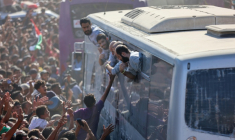 Des bus transportent des Palestiniens après leur libération d'une prison israélienne le 13 octobre 2025 à Khan Younès dans la bande de Gaza ( AFP / Omar AL-QATTAA )