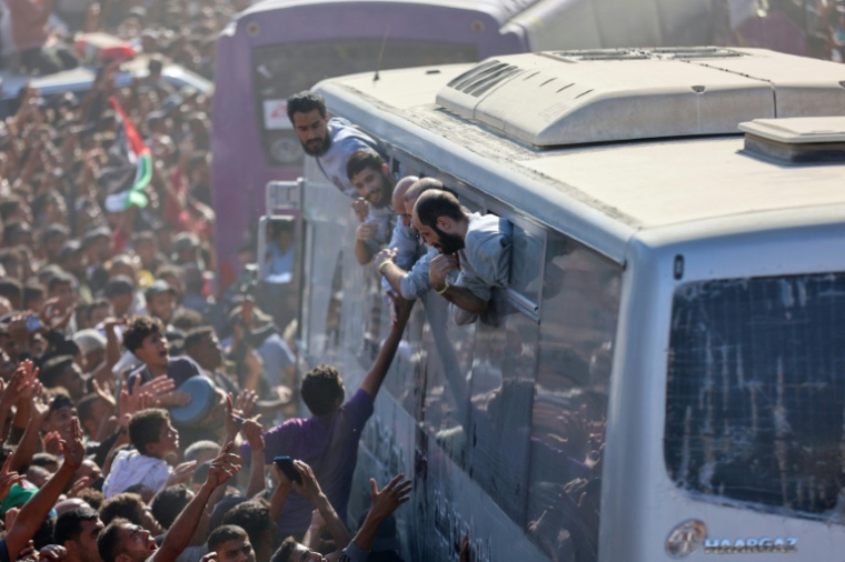 Des bus transportent des Palestiniens après leur libération d'une prison israélienne le 13 octobre 2025 à Khan Younès dans la bande de Gaza ( AFP / Omar AL-QATTAA )