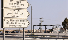 Un point de contrôle de l'armée israélienne sur la route menant au pont Roi Hussein (Allenby), le principal poste-frontière entre la Cisjordanie occupée par Israël et la Jordanie, le 24 septembre 2025 ( AFP / Zain JAAFAR )