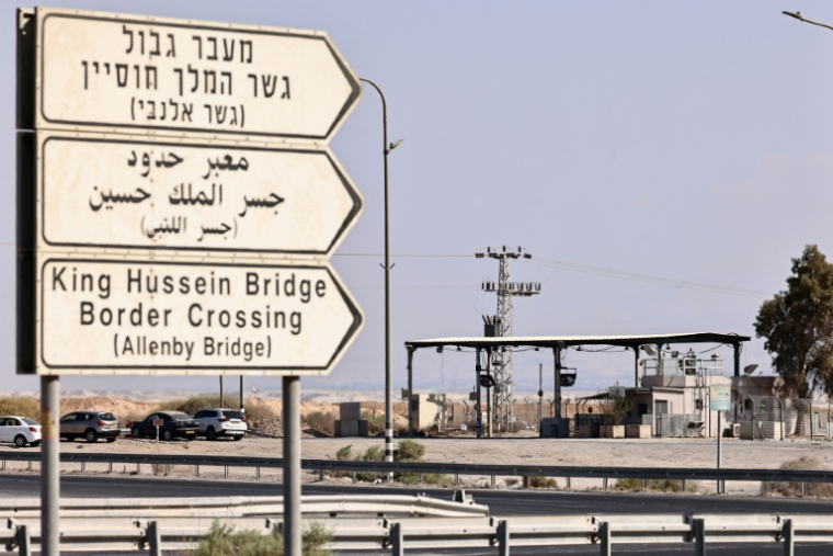 Un point de contrôle de l'armée israélienne sur la route menant au pont Roi Hussein (Allenby), le principal poste-frontière entre la Cisjordanie occupée par Israël et la Jordanie, le 24 septembre 2025 ( AFP / Zain JAAFAR )