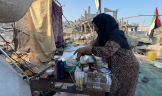 A Gaza, une grand-mère installée sur les décombres de sa maison