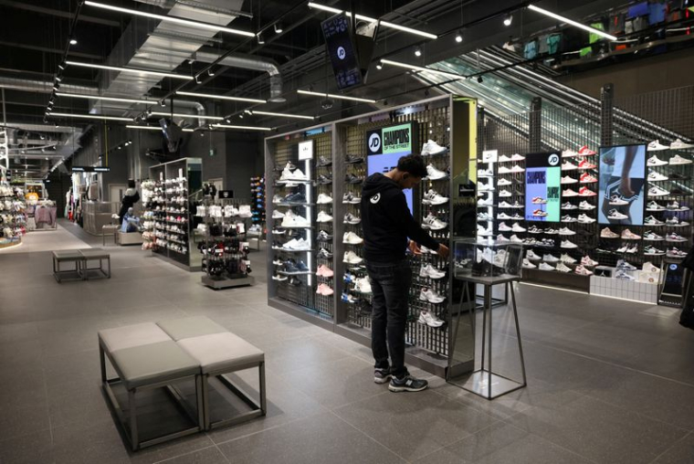 Un employé  dans le magasin JD Sports du centre commercial Westfield Stratford City à Londres