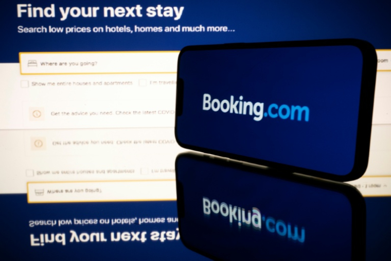 Une plainte pour complicité et recel aggravé de crimes de guerre vise les plateformes Airbnb et Booking.com, accusées par La Ligue des droits de l'Homme (LDH) de favoriser le "tourisme d'occupation" ( AFP / Lionel BONAVENTURE )