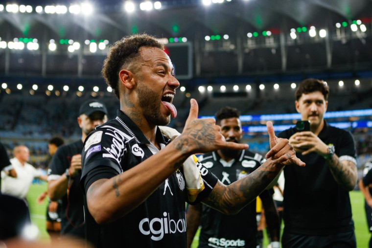 Au Brésil, Neymar passe un joli sombrero à Hulk