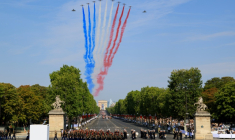 La patrouille de France et deux Mirage 2000 avec des copilotes ukrainiens ouvrent le défilé aérien. ( AFP / Ludovic MARIN )