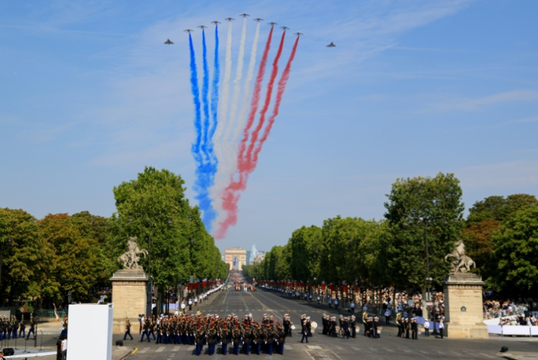 La Patrouille de France (PAF) survole le défilé militaire annuel sur l'avenue des Champs-Élysées, le 14 juillet 2026 à Paris ( AFP / Ludovic MARIN )