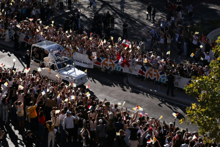 La foule lors de la déambulation du pape Léon XIV dans la papamobile à Paris le 25 septembre 2026 ( AFP / SIMON WOHLFAHRT )