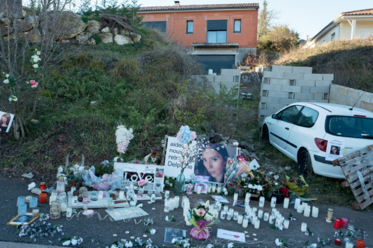 Des fleurs et des bougies déposées devant la maison de Delphine Jubillar à Cagnac-les-Mines (Tarn) le 19 décembre 2021 ( AFP / FRED SCHEIBER )