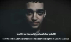 Une photo diffusée par le Forum des familles d'otages montre une capture d'écran d'une vidéo publiée par le Hamas, le 12 avril 2025, montrant l'otage israélien Edan Alexander détenu dans la bande de Gaza ( Hostages and Missing Families Forum Headquarters / - )