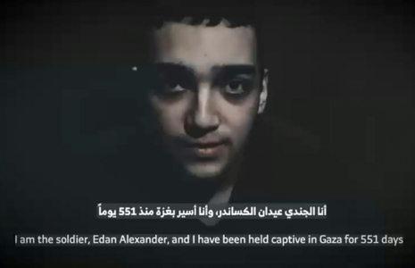 Une photo diffusée par le Forum des familles d'otages montre une capture d'écran d'une vidéo publiée par le Hamas, le 12 avril 2025, montrant l'otage israélien Edan Alexander détenu dans la bande de Gaza ( Hostages and Missing Families Forum Headquarters / - )