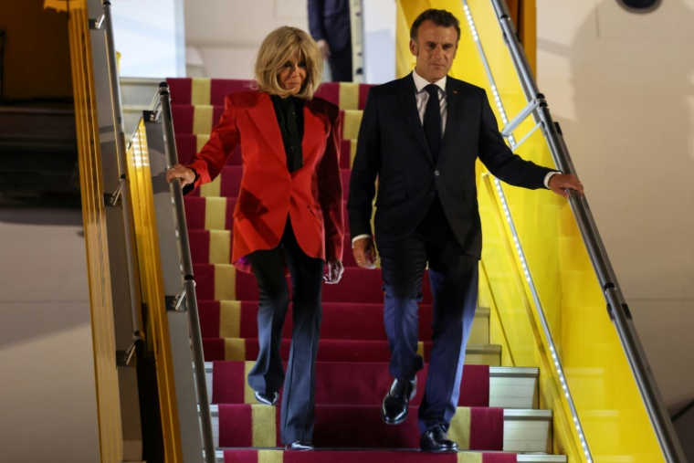 Emmanuel Macron et son épouse Brigitte, débarquent de l'avion présidentiel à Hanoï (Vietnam) le 25 mai 2025 ( AFP / Ludovic MARIN )