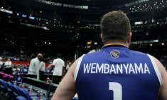 Jacob Ottinger, 27 ans, fan des Spurs, à Washington pour voir Victor Wembanyama le 21 décembre 2025 ( AFP / Paul NOLP )