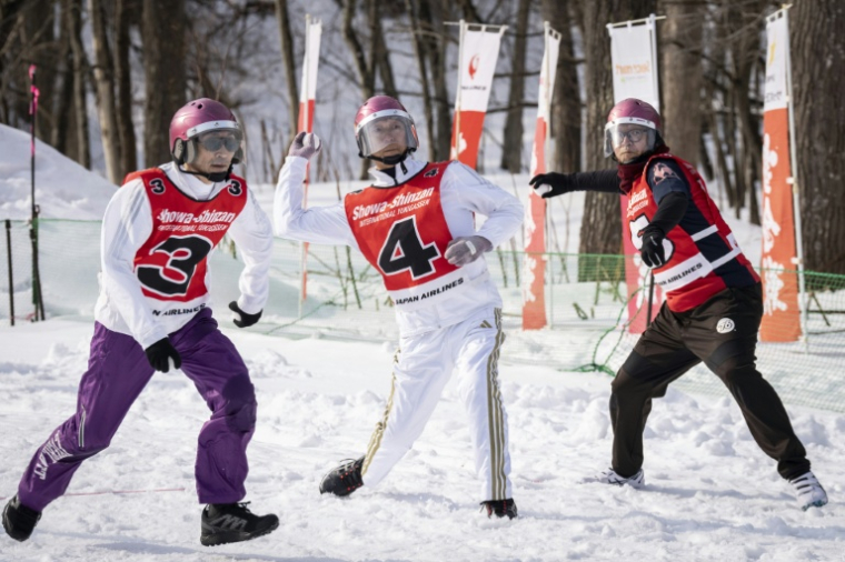 Des joueurs lancent des boules de neige lors d'une partie de "yukigassen" à Sobetsu, sur l'île septentrionale japonaise d'Hokkaido, le 21 février 2026 ( AFP / Yuichi YAMAZAKI )