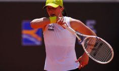 La Polonaise Iga Swiatek réagit lors de son match du tour des 64 contre l'Italienne Elisabetta Cocciaretto à l'Open d'Italie au Foro Italico, Rome