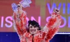 L'artiste suisse Nemo brandit le trophée de l'Eurovision après sa victoire lors de la grande finale de l'édition 2024 du concours, à Malmo
